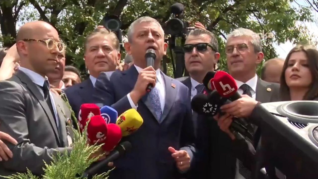 Özgür Özel TBMM’nin önünde seslendi: ‘Yüreğim ağzımda izledim, siper oldunuz’