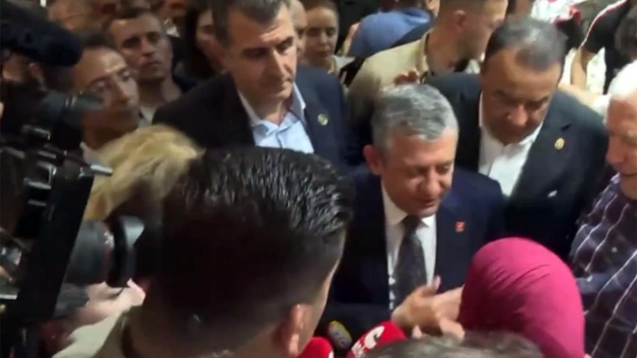 Özgür Özel’den Ulus Hali’nde esnaf ziyareti! Yoğun ilgi dikkat çekti