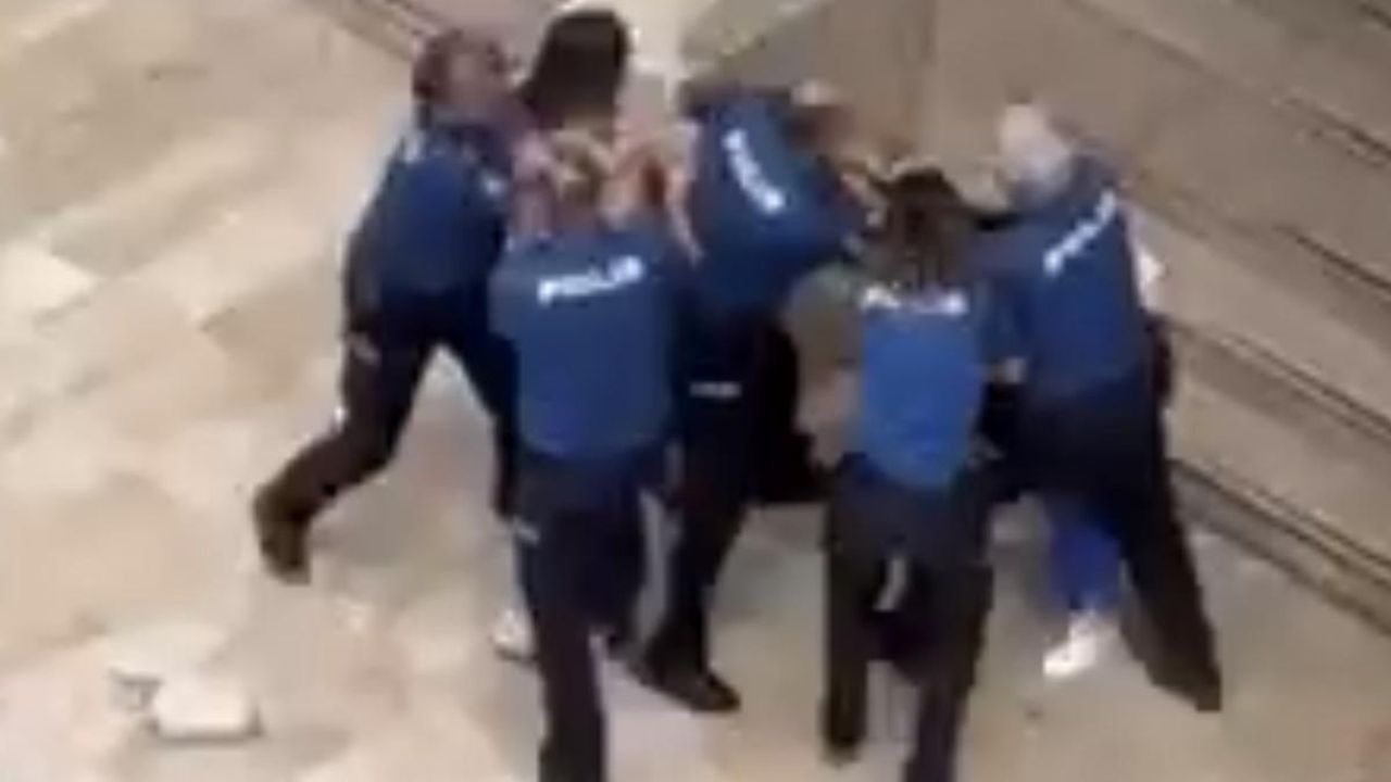 Polisin önünde kadın kavgası