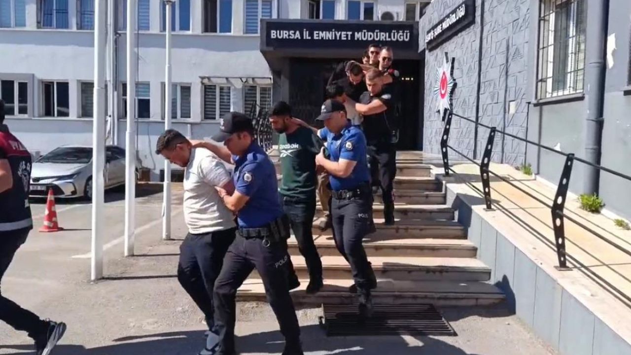 2,5 ay sürdü: Yaşlı çifti 'polisiz' diyerek 100 milyon lira dolandırdılar! Tatlı bile ikram etmişler...