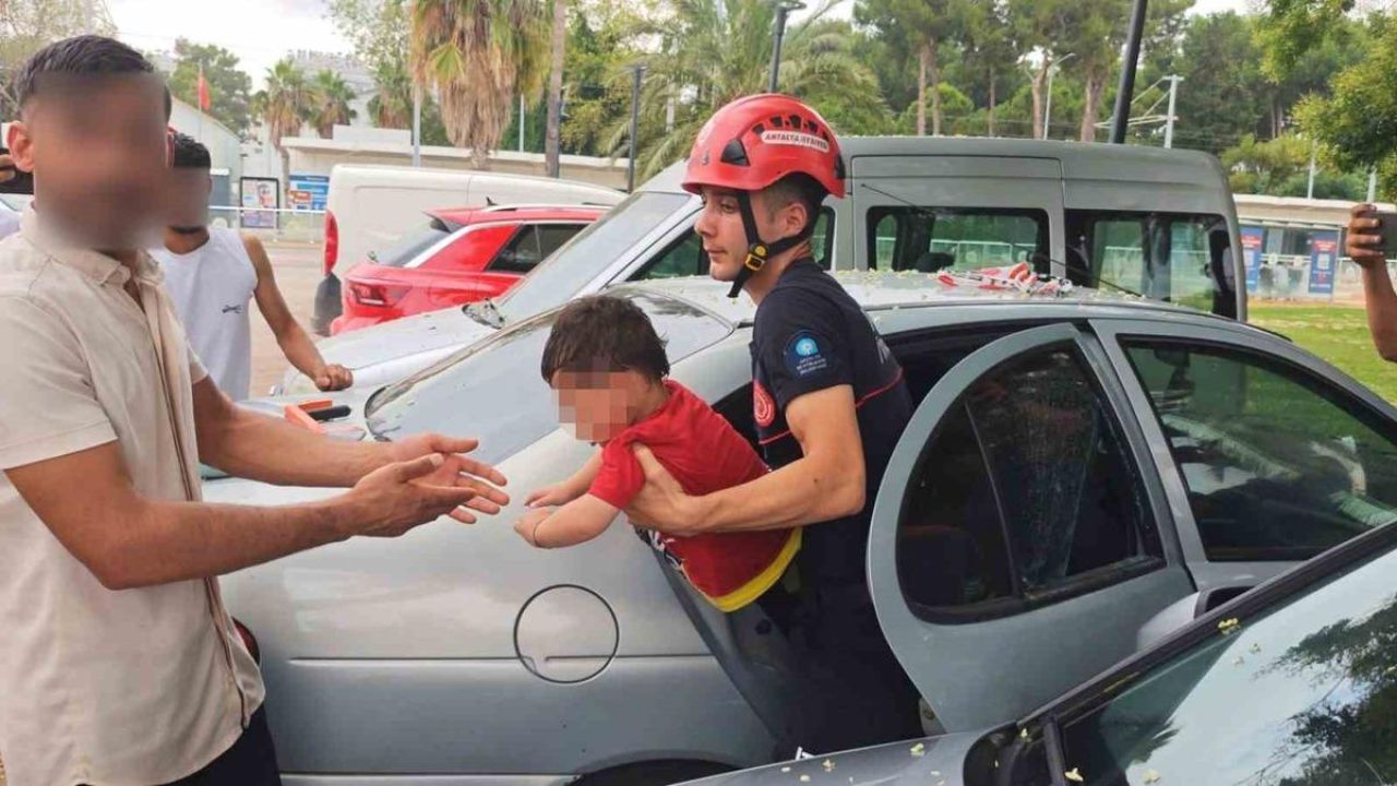 Antalya’da otomobilde kilitli kalan çocuğu itfaiye kurtardı