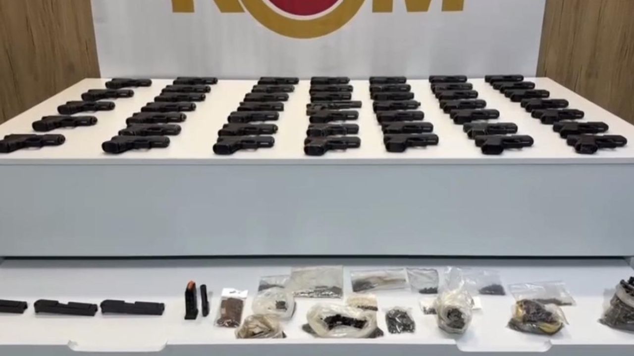 Aracın döşeme içlerine gizlenen 47 tabanca ele geçirildi