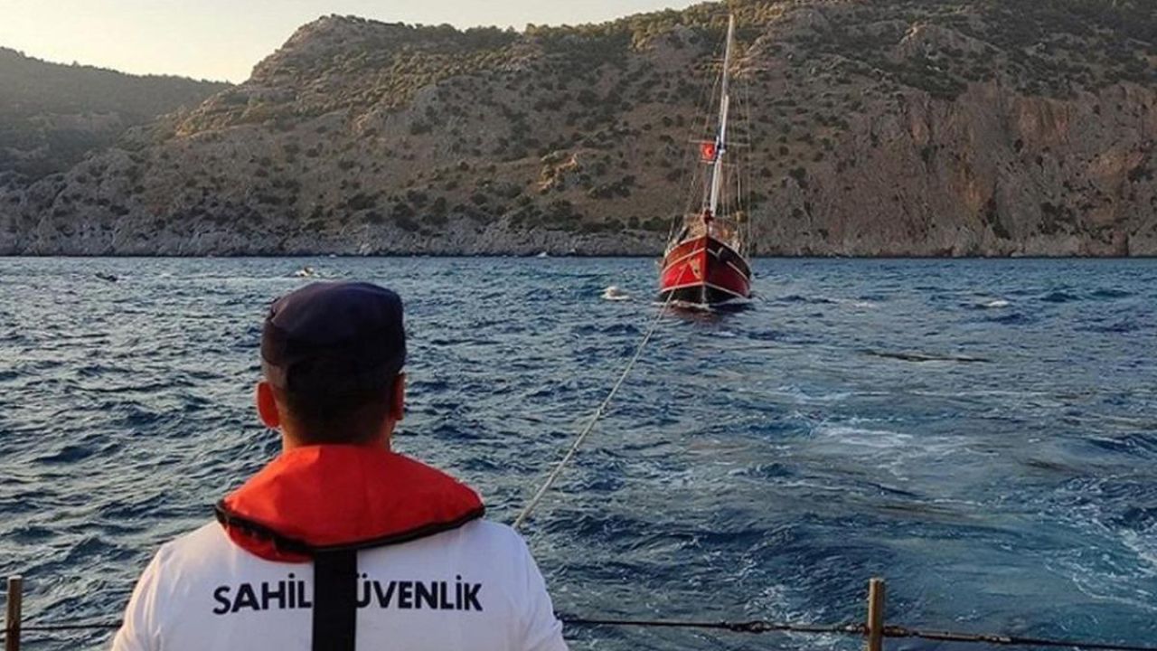 Arızalanan yat, Sahil Güvenlik ekipleri tarafından kurtarıldı