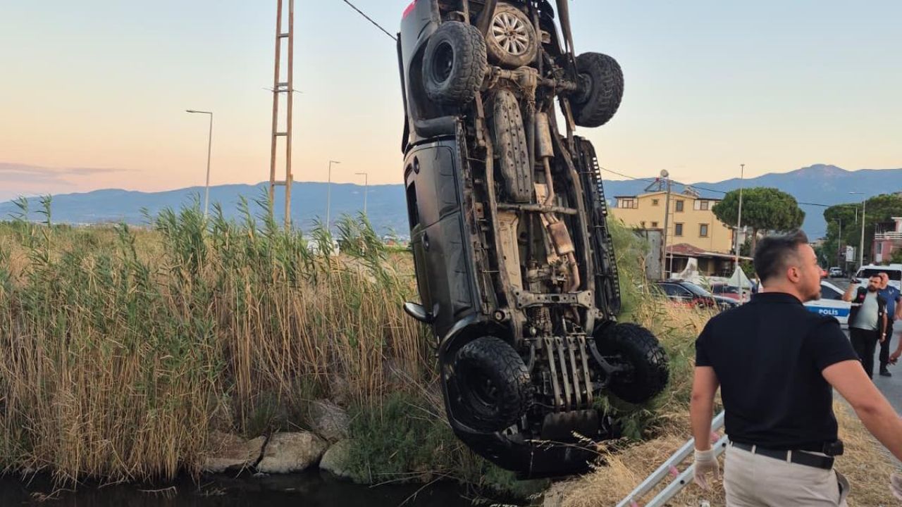 Balıkesir'de dere yatağına devrilen kamyonetteki 2 kişi öldü, bir kişi yaralandı