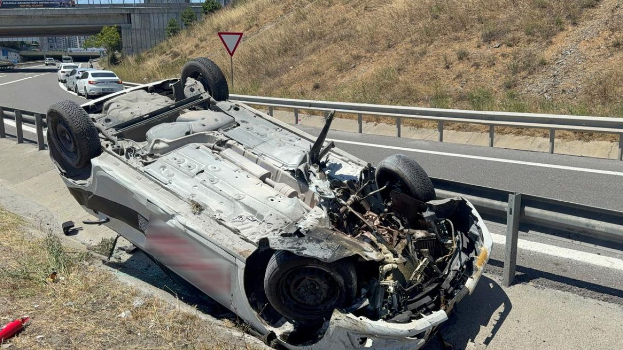 Başakşehir'de yoldaki bariyerlere çarpan otomobildeki 3 kişi yaralandı