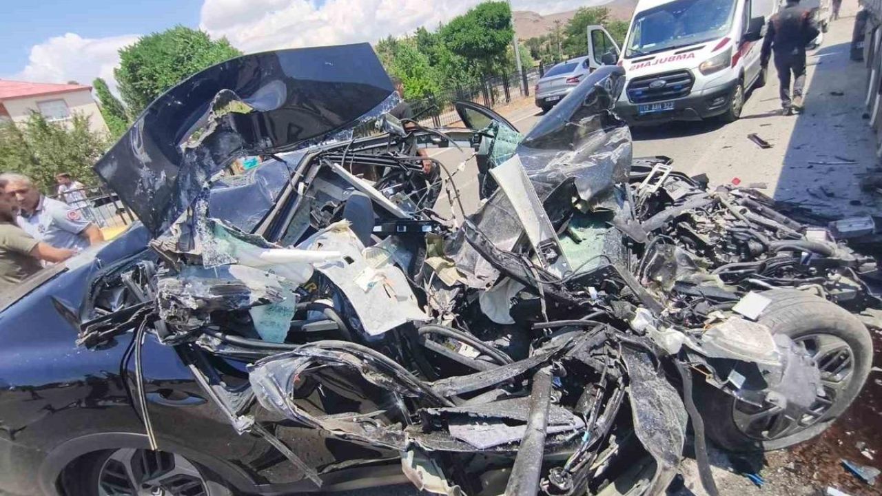 Bingöl’de tıra çarpan otomobil hurdaya döndü: 1 yaralı