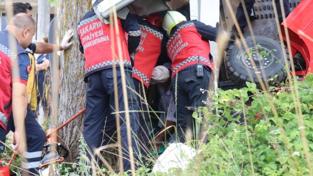 Devrilen çekicide sıkışan sürücü için ekipler seferber oldu