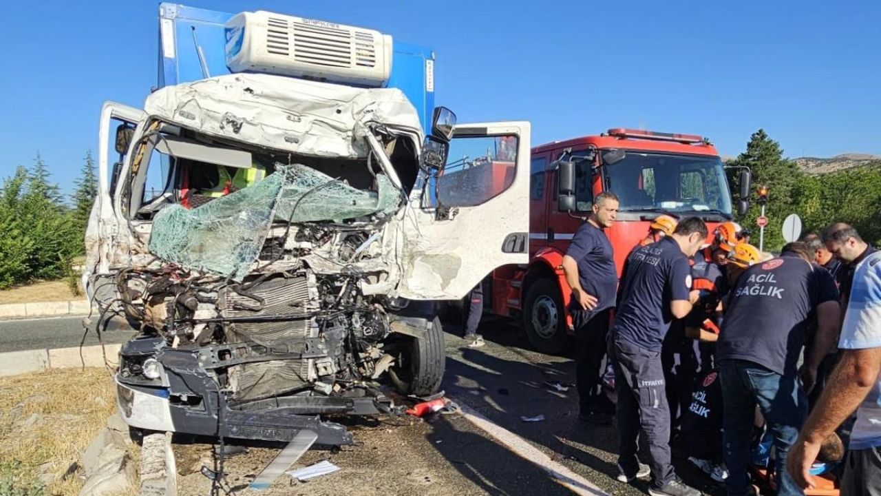 Elazığ'da iki tırın çarpıştığı kazada 1 kişi yaralandı