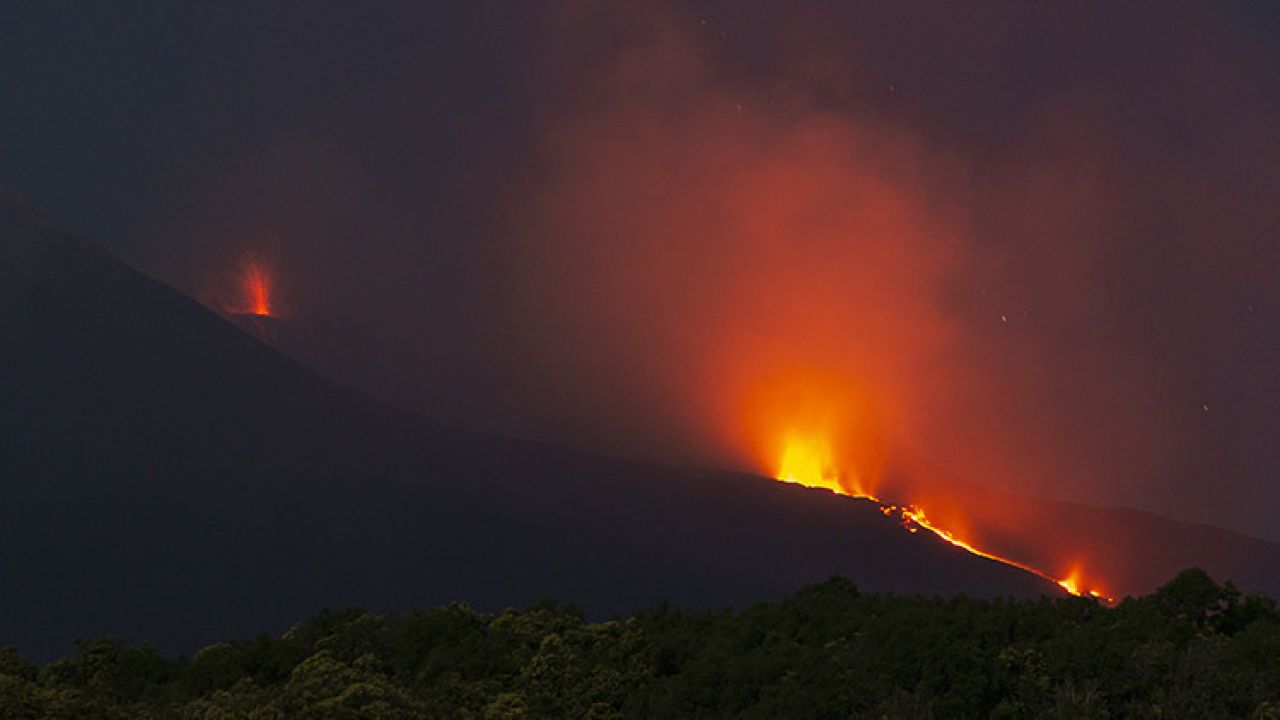 Etna Yanardağı hareketlendi: Uçuşlar durduruldu! Gökyüzü kül bulutuyla kaplandı