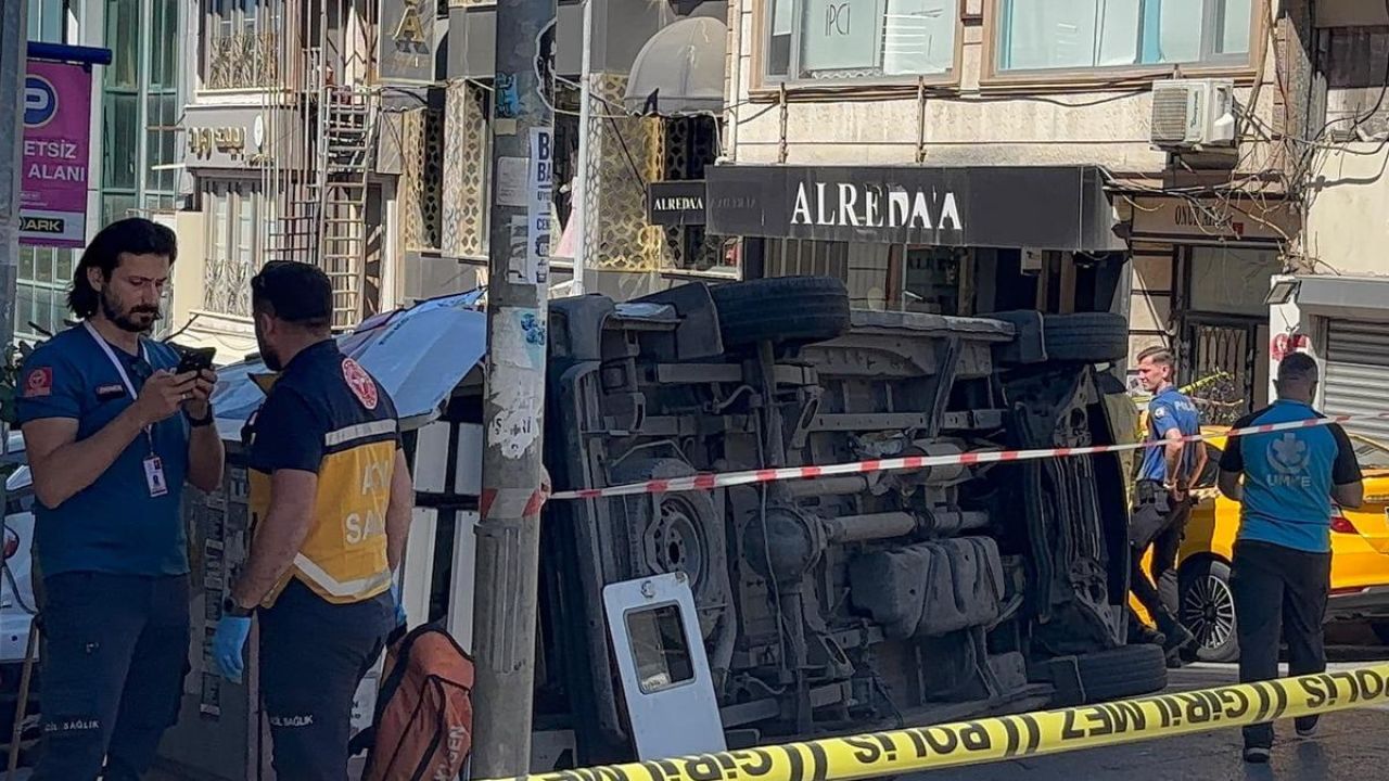 İETT otobüsü ile ambulans çarpıştı: 5 yaralı