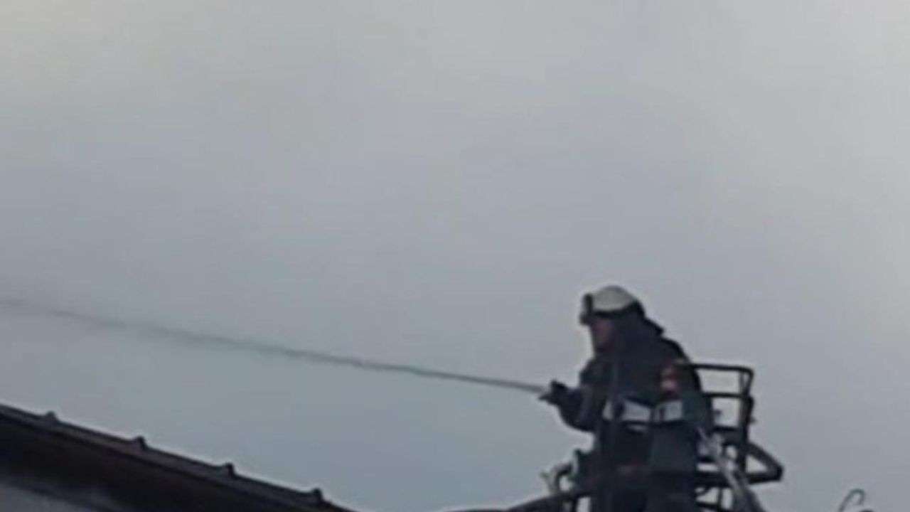 İki katlı binanın çatısında yangın