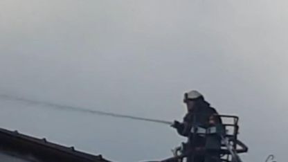 İki katlı binanın çatısında yangın