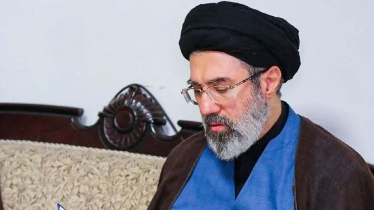 İran lideri Hamaney'den babasının cenaze töreniyle ilgili önemli karar