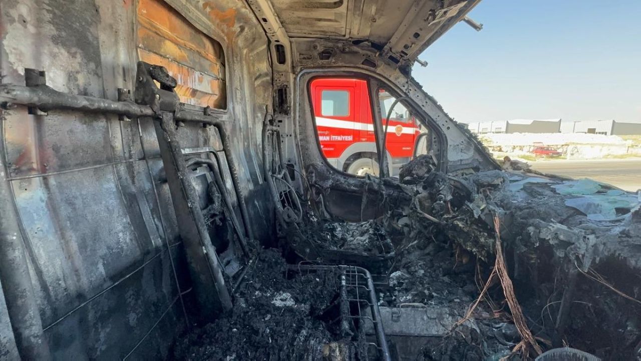 Karaman'da seyir halindeki kamyonet yandı