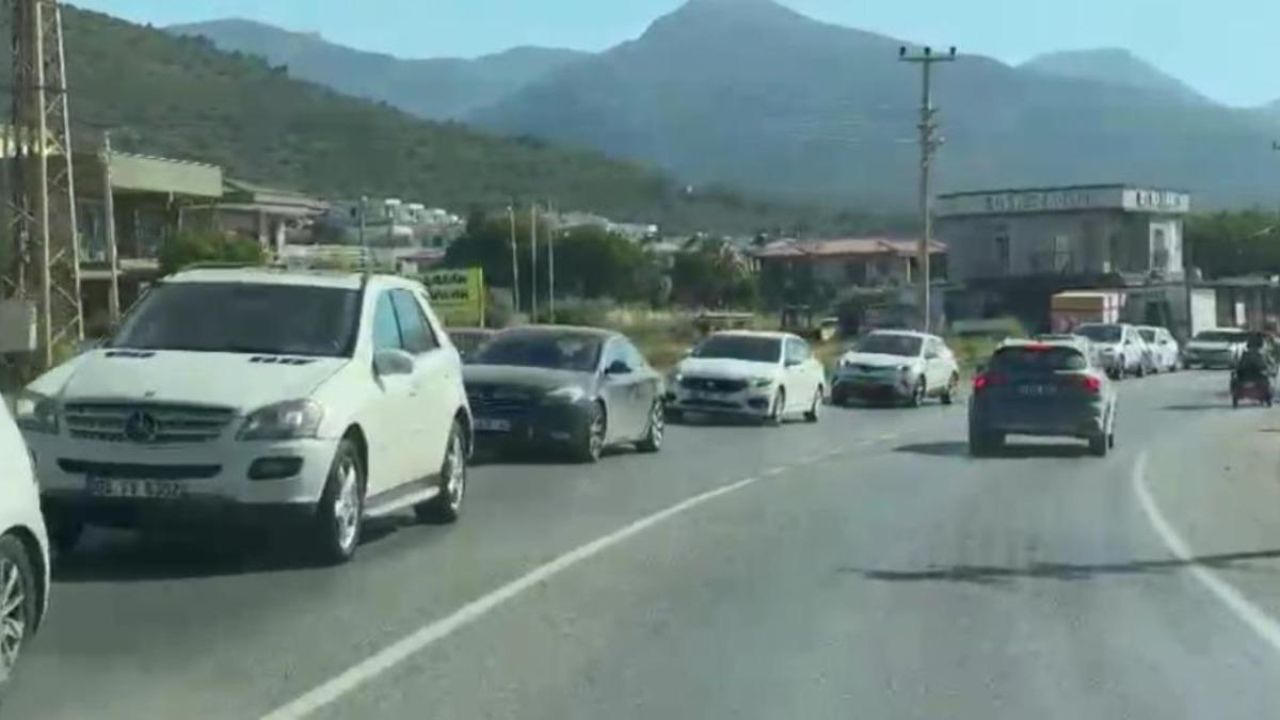 Kuşadası'nda milli park dönüşü yoğunluğu oluştu