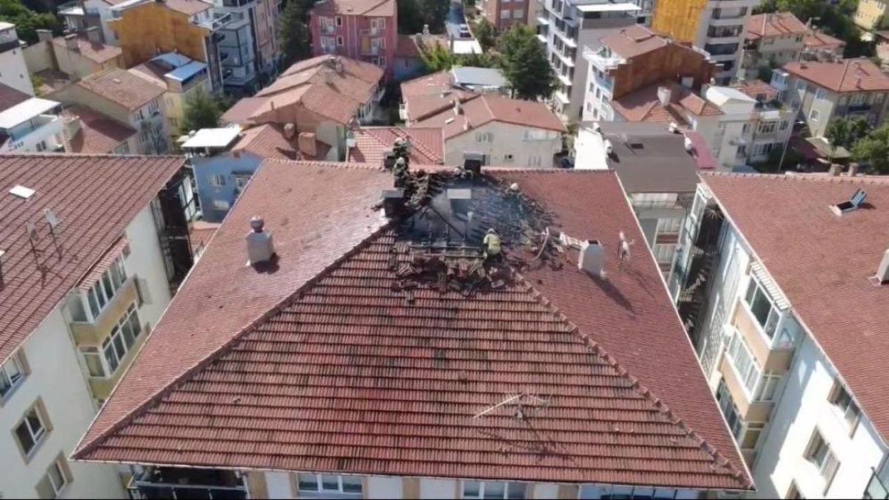 Kütahya’da yıldırım düşen çatıda yangın çıktı