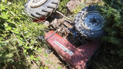 Manisa'da devrilen traktörün sürücüsü yaşamını yitirdi