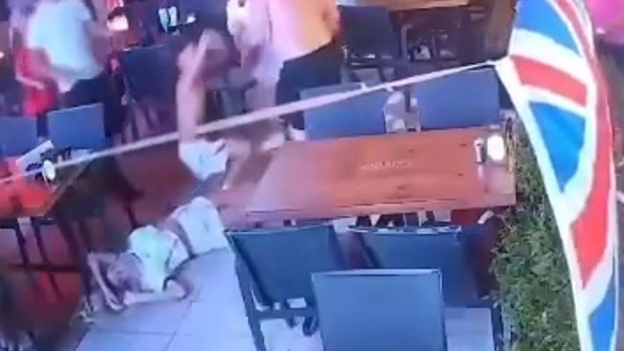 Muğla’da kavga anı kamerada! İngiliz çift restoranda birbirine girdi