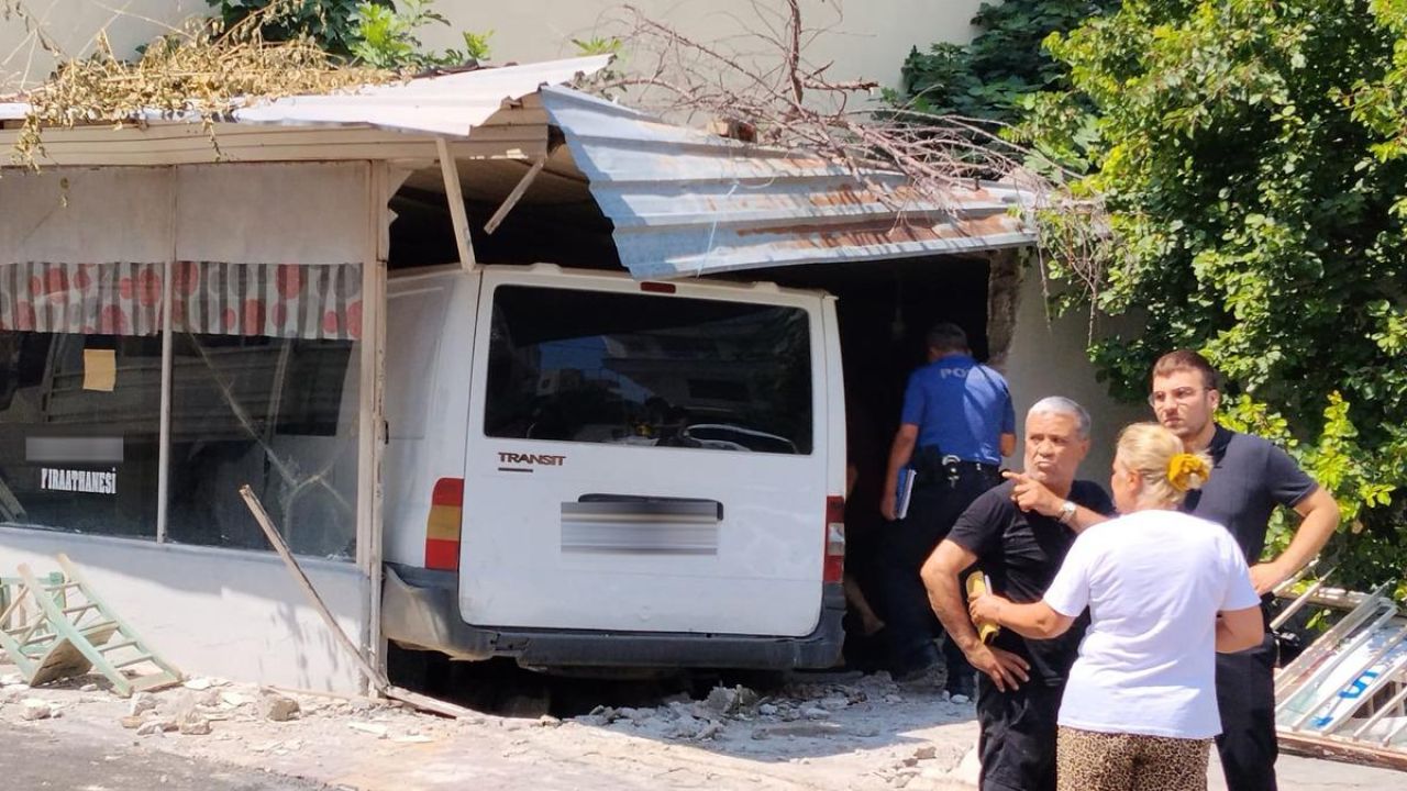 Osmaniye'de kazaya karışan minibüs kıraathaneye girdi: 1 ölü, 3 yaralı