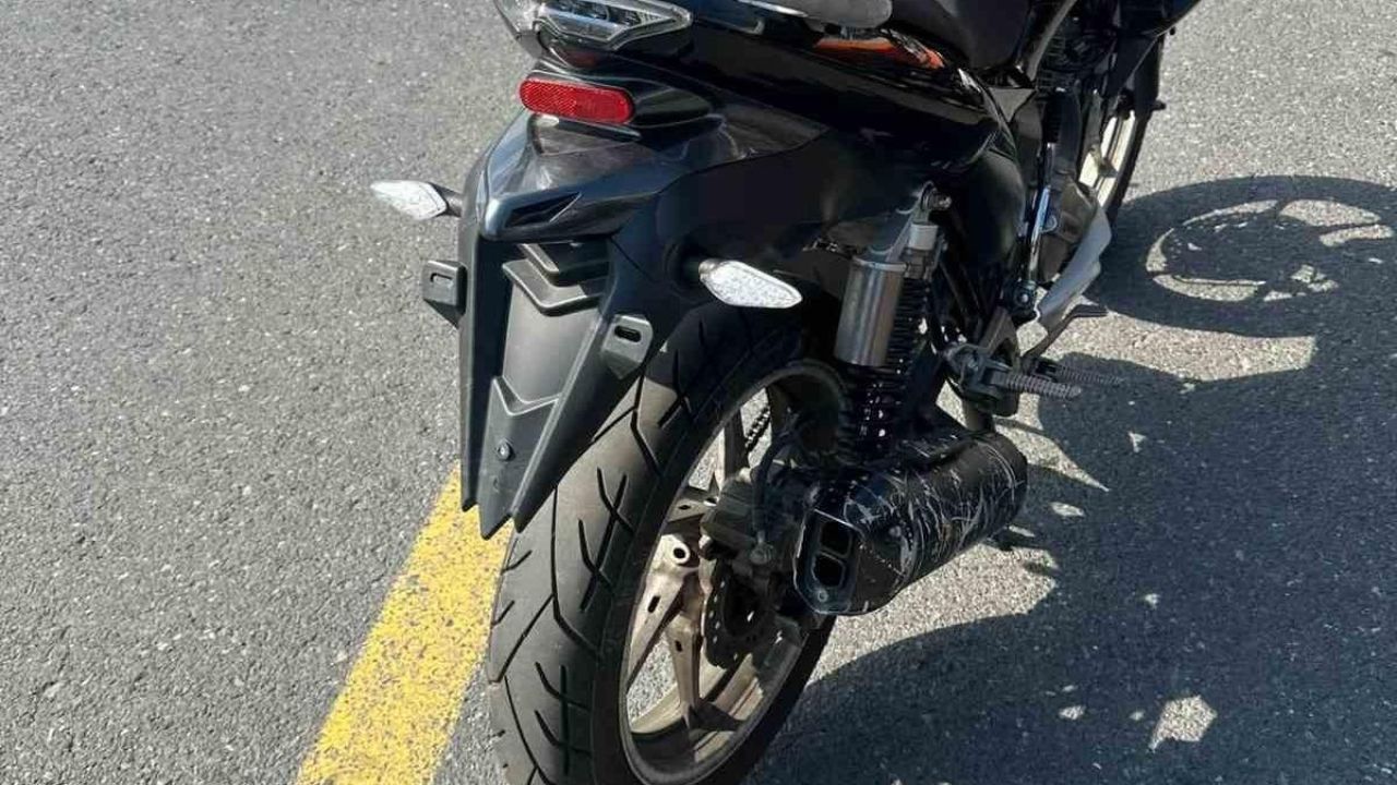 Plakasız ve ehliyetsiz motosiklet sürücüsüne 131 bin liralık ceza