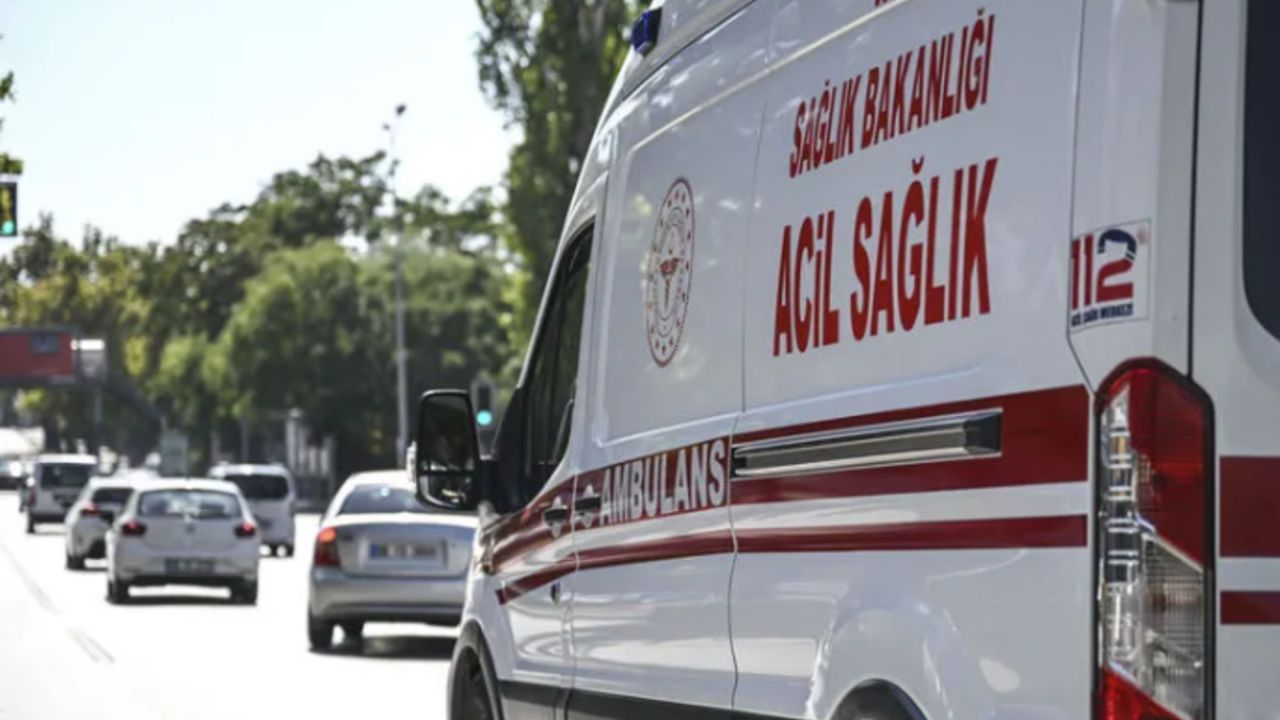 Siirt’te sağlıkçılar devrilen ambulansta kazayı yara atmadan atlattı