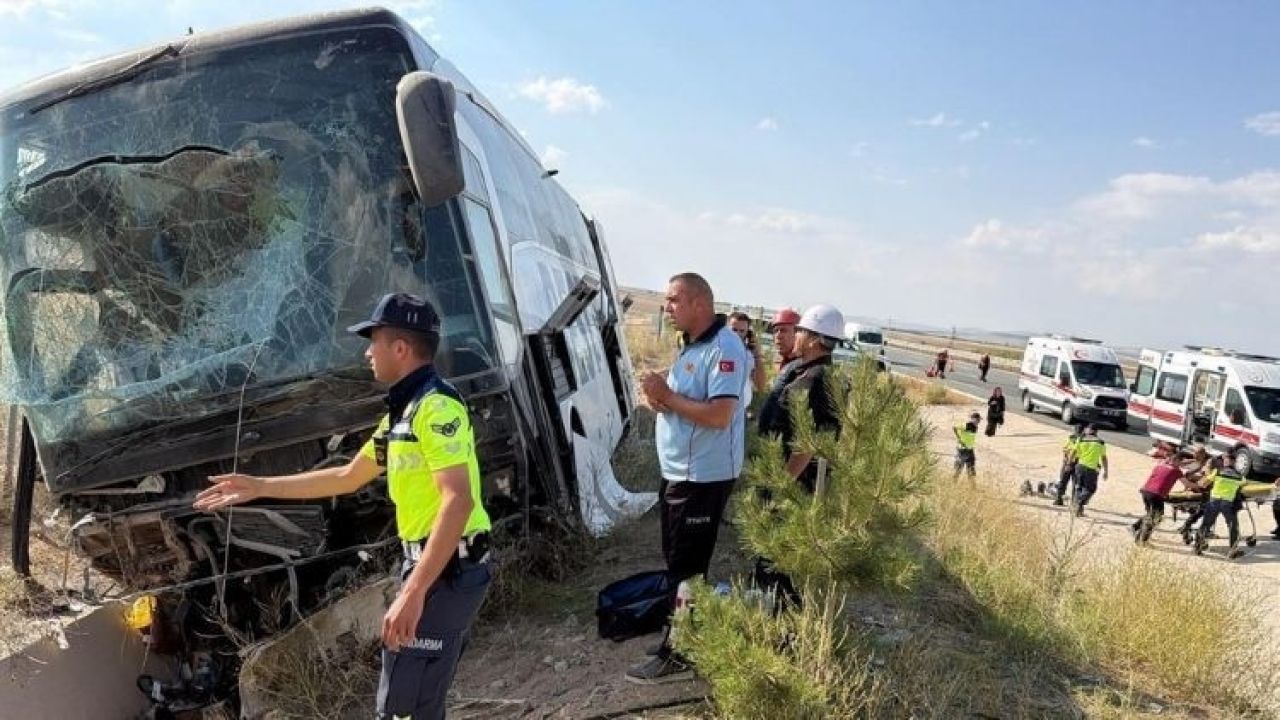 Yolcu otobüsü yoldan çıktı… Çok sayıda yaralı var