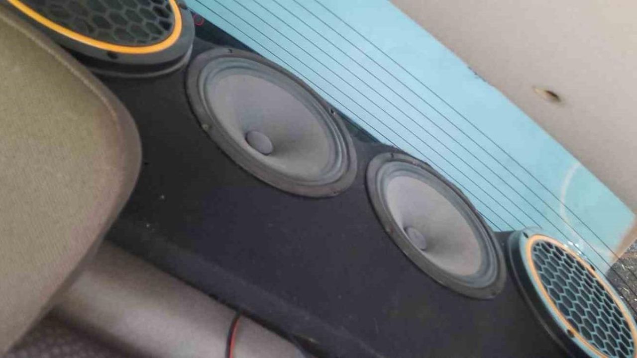Yüksek sesle müzik açan 2 sürücüye toplam 246 bin 898 TL ceza
