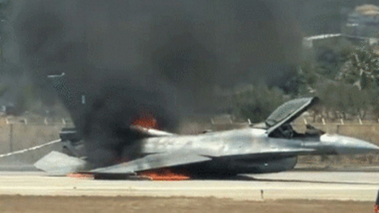 Yunan F-16'sı zorunlu iniş yaptı